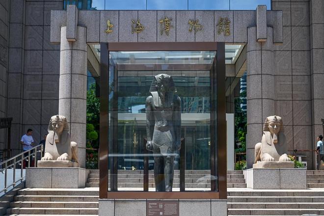 矗立上博门口400多天埃及法老巨像告别上海